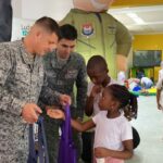 En vísperas de navidad, niños de la isla de San Andrés recibieron regalos por la Fuerza Aérea. 