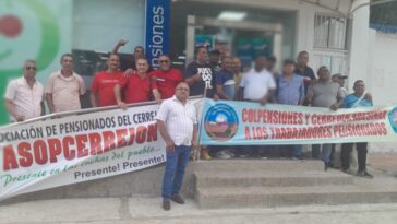 Protestando se encuentran los extrabajadores de Cerrejón y otras empresas mineras.