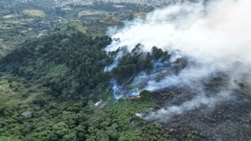 FOTOS  Y VIDEO. Tremendo incendio en Santa Elena, Antioquia no ha podido ser controlar por los Bomberos