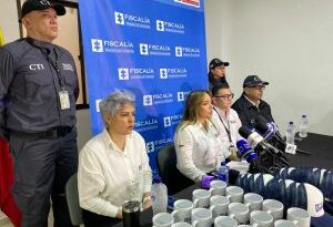 En la imagen se ven cuatro directivos en una mesa, frente a un grupo de periodistas durante una Rueda de Prensa. Detrás de ellos, dos uniformados del CTI.