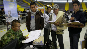 Gangazo para remisos del Ejército El Gobierno Nacional anunció una buena noticia para los jóvenes que son remisos en el Ejército, pues podrán comprar su libreta militar con tremendo descuento. Pille de qué se trata: