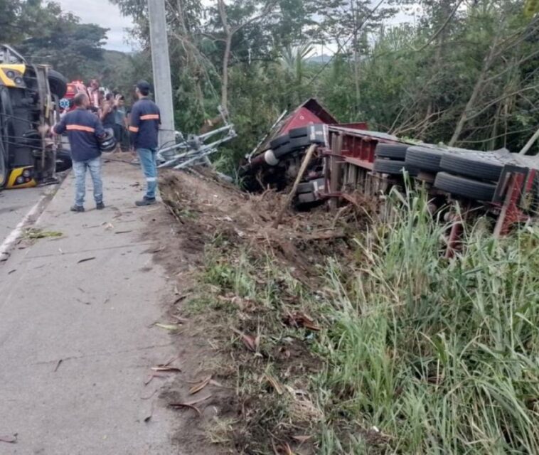 Grave accidente en vía Cartago - Pereira: bus chocó con camión, se reportan heridos
