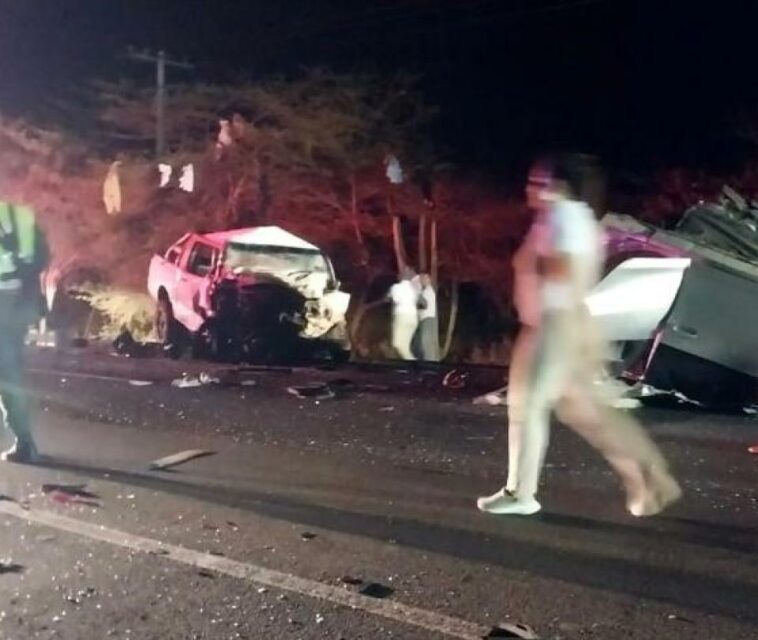 Impresionante: cuatro muertos deja choque frontal de dos vehículos en vía de La Guajira