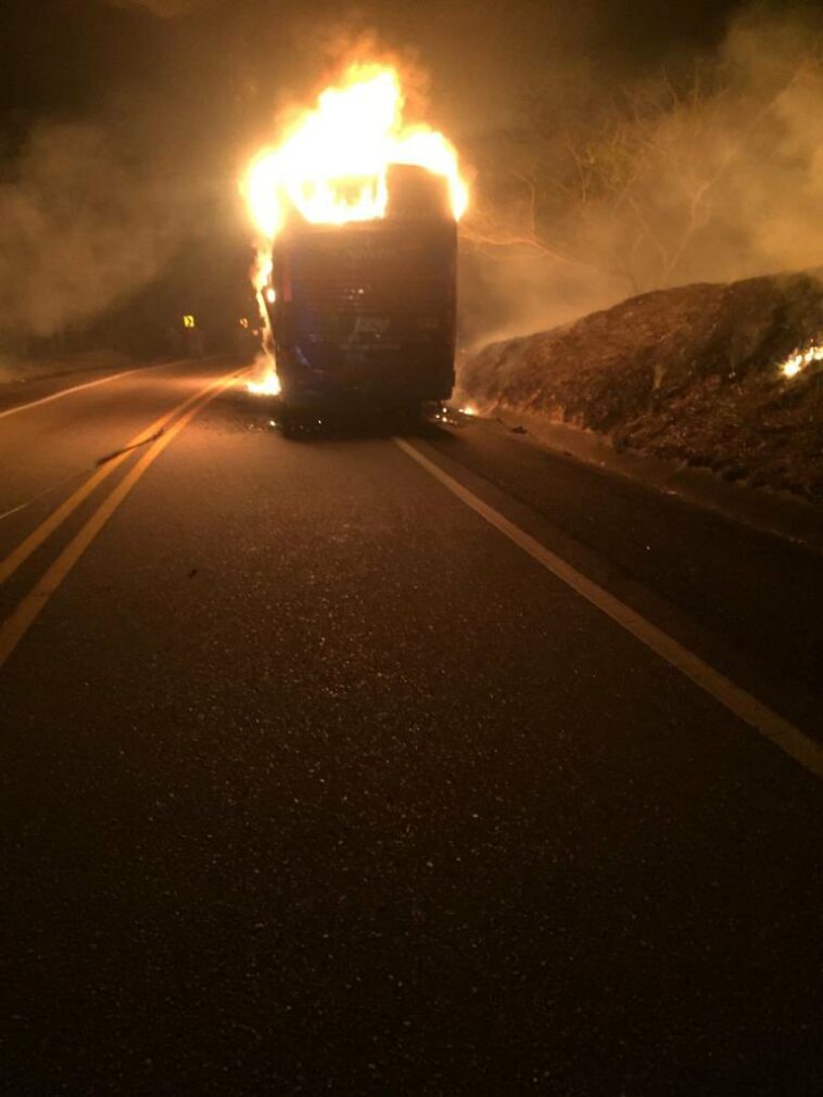 Incinerado bus adscrito a la empresa Coomotor en vías del Huila.