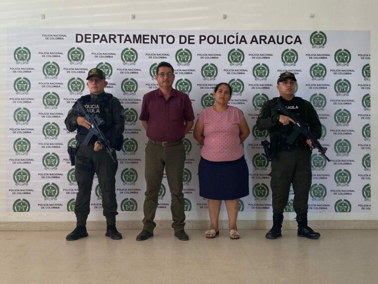 En la fotografía se aprecia a la pareja de esposos junto dos uniformados del Gaula de la Policía Nacional. En la parte posterior se observa el banner que identifica al Departamento de Policía de Arauca.