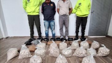 En la fotografía aparecen los capturados junto a dos agentes de la Policía Nacional. En la parte posterior están los 72 kilos de base de coca