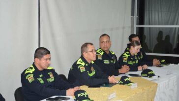 En la mesa principal los altos mandos del Área Metropolitana y del Departamento prestaban especial atención a la presentación de los proyectos.