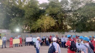 Los trabajadores se congregaron en la mañana de este jueves en la entrada del puerto y allí desarrollaron una jornada de protesta de dos horas por el despido de dos compañeros.