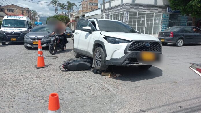 Motociclista herido tras colisionar contra un vehiculo en Pitalito