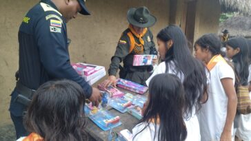 Policía Metropolitana entregó regalos a niños indígenas de la Sierra Nevada