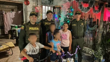 Policía en Yaguará transformó bicicletas deterioradas para regalar en Navidad