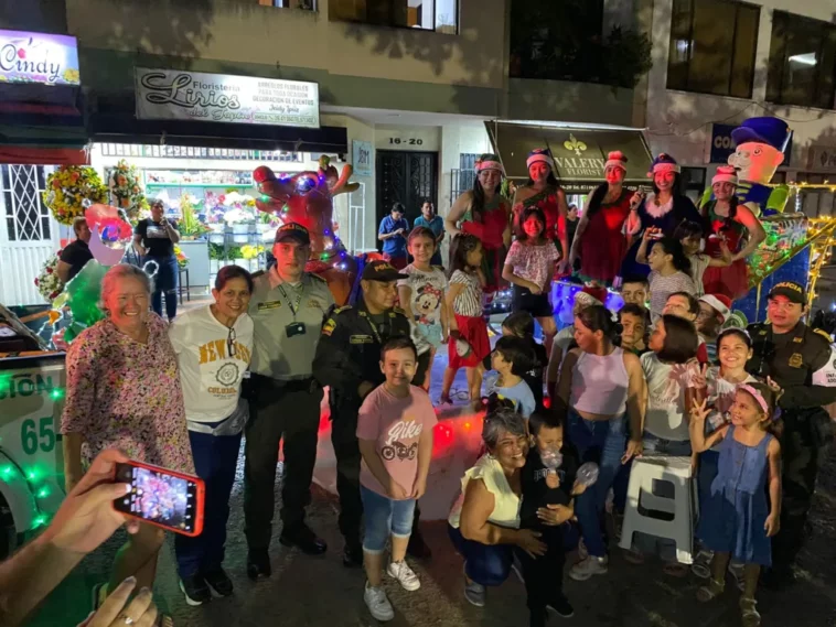 Policía llevó regalos y dulces a la comunidad cercana al monumento Los Potros en Neiva