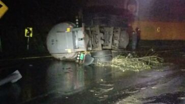 Tragedia en vía La Línea: camión se volcó y hay una persona muerta