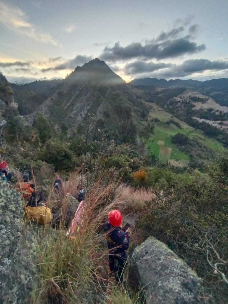 Trágico final del escalador Bryan Clavijo en Sutatausa Mientras iba sujetado de una cuerda, como lo hacía de manera usual para practicar una de sus mayores pasiones, el highlight (una práctica en la cual se camina a una altura considerable por una cuerda tensada sin medidas de protección), un joven paisa de 25 años, identificado como Bryan Clavijo, sufrió un accidente y cayó cerca de 40 metros al vacío, luego de golpear contra una roca en efecto péndulo.