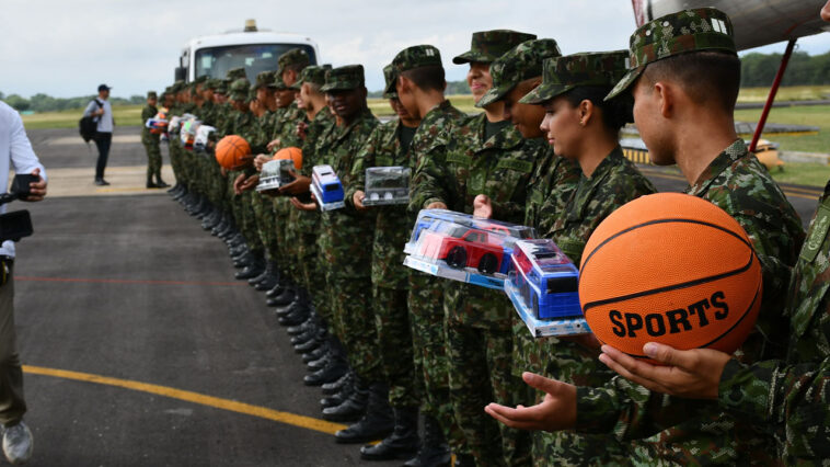 Papá Noel llegó en helicóptero a darles regalos a niños en Caldas