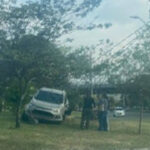 ¡Frenó muy tarde! Carro se montó a una manga en cercanía al puente de la 4 Sur