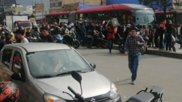 ¡Última Hora! Bus de TransMilenio arrolló a peatón en Los Mártires La Secretaría de Movilidad informó que un bus de TransMilenio le arrebató la vida a un peatón tras arrollarlo. Al parecer, la víctima fatal se estaba intentando colar.