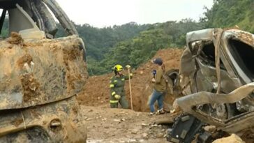 Leve caída de tierra causó susto durante labores de rescate tras derrumbe en Chocó: “¿Está rodando?”