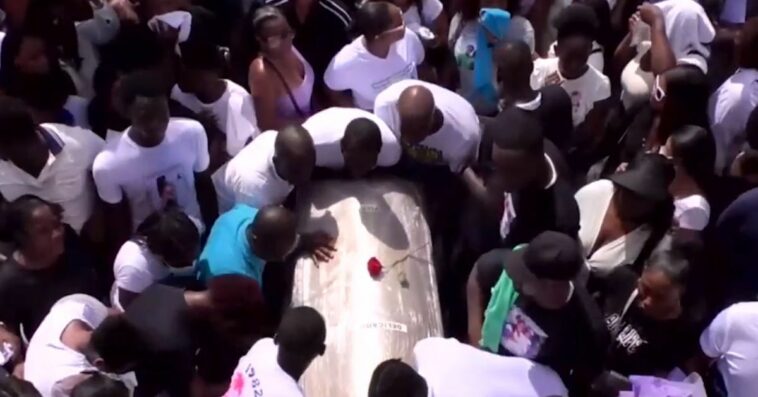 Entre dolor e indignación, sepultan a víctimas de alud en Chocó: “Esa tragedia pasó por negligencia"
