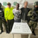 En las fotografías aparece el capturado junto a dos agentes de la Policía Nacional y un soldado del Ejército.  En la parte posterior está una mesa con estupefacientes