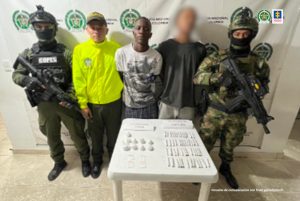 En las fotografías aparece el capturado junto a dos agentes de la Policía Nacional y un soldado del Ejército.  En la parte posterior está una mesa con estupefacientes