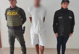 En la imagen aparece el procesado en medio de dos uniformados de la Policía Nacional