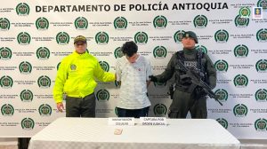 En la imagen aparece el procesado con una camiseta blanca y entre dos uniformados de la Policìa Nacional.