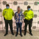 En la imagen aparece el procesado con el rostro distorsionado y en medio de dos patrulleros de la policía.