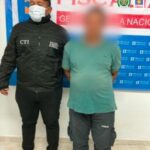 Servidores del CTI y de la Policía Nacional custodian a los dos procesados durante su captura.