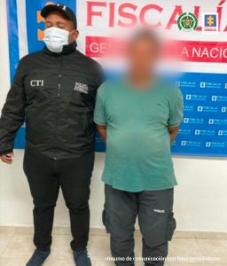 Servidores del CTI y de la Policía Nacional custodian a los dos procesados durante su captura.