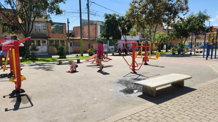 Asesinan a Nicolás en parque de Kennedy Nicolás Aldana Piña, de 24 años, fue asesinado por dos sicarios que se movilizaban en bicicleta y que lo abordaron cuando se encontraba sentado en una banca de un parque del barrio Dindalito, de la localidad de Kennedy.