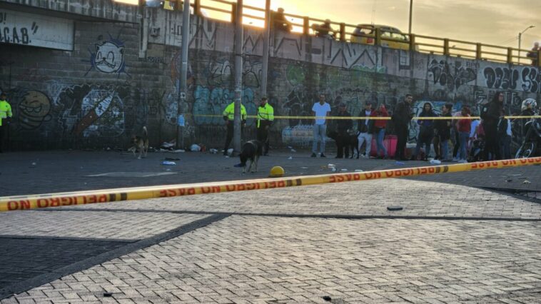 Ataque sicarial en el parque Tercer Milenio a plena luz del día dejó un muerto y tres heridos La tarde de este miércoles se presentó un ataque sicarial a pocos metros del parque Tercer Milenio, justo en la glorieta Calle 6 con Carrera Décima, en pleno centro. Un vendedor murió y tres personas más resultaron heridas.