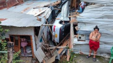 Camioneta quedó incrustada entre dos viviendas en el barrio Tulio Varón de Ibagué
