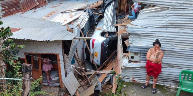 Camioneta quedó incrustada entre dos viviendas en el barrio Tulio Varón de Ibagué