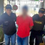 En la fotografía aparece un hombre capturado, acompañado de un servidor del Cuerpo Técnico de Investigaciones (CTI) y un uniformado de La Policía Nacional.