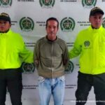 En la fotografía aparece el capturado junto a dos agentes de la Policía Nacional. En la parte superior está un banner de la Policía Nacional