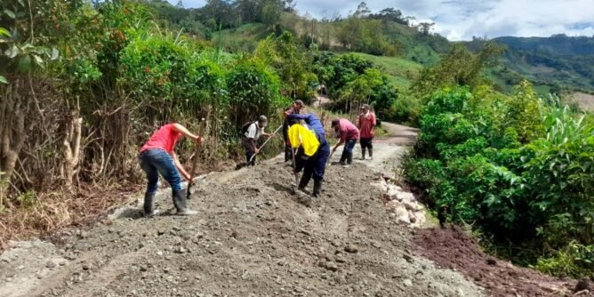 Comunidad de Roma Chávez, Sandoná, se unió en minga para adecuar vía a vereda Chupadero