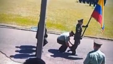 EN VIDEO: Conmovedor gesto de intendente que se quitó su zapato y se lo dio a un patrullero El intendente le dio su zapato a un patrullero que estaba marchando y que se le había dañado el calzado que llevaba puesto.