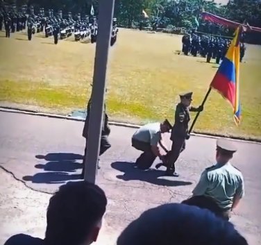 EN VIDEO: Conmovedor gesto de intendente que se quitó su zapato y se lo dio a un patrullero El intendente le dio su zapato a un patrullero que estaba marchando y que se le había dañado el calzado que llevaba puesto.