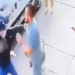 EN VIDEO: Indignante atraco a mano armada en Kennedy Tres sujetos que se movilizaban en una moto atracaron de manera violenta a un grupo de personas que se encontraban en el barrio Boitá, de la localidad de Kennedy. Vea el indignante video aquí.