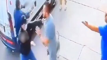 EN VIDEO: Indignante atraco a mano armada en Kennedy Tres sujetos que se movilizaban en una moto atracaron de manera violenta a un grupo de personas que se encontraban en el barrio Boitá, de la localidad de Kennedy. Vea el indignante video aquí.