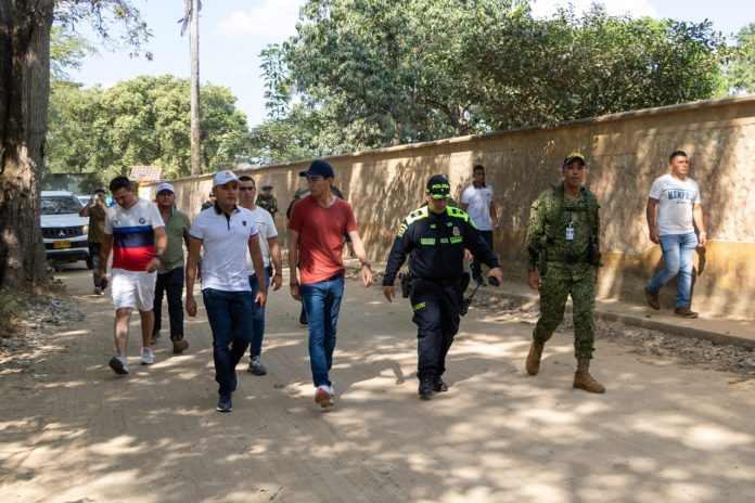 El alcalde de Arauca, Juan Qüenza, visitó el sector El Recreo, donde se comprometió a mejorar las condiciones de seguridad e infraestructura de la zona
