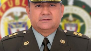 El general José Gualdrón es el nuevo comandante de la Policía de Bogotá Este martes, tras una ceremonia en la Plaza de Bolívar, el brigadier general José Daniel Gualdrón Moreno se convirtió oficialmente en el nuevo comandante de la Policía Metropolitana de Bogotá (Mebog).