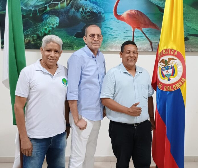 El director de CorpoGuajira, junto a los dos nuevos consejeros Elver Pimienta y Jorge Pacheco, dejando evidencia de cordialidad luego de la elección que los lleva al Consejo Directivo del organismo ambiental.