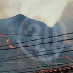 Vista del incendio en Copacabana desde dos puntos diferentes de la localidad del norte del Valle de Aburrá