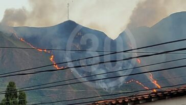 Vista del incendio en Copacabana desde dos puntos diferentes de la localidad del norte del Valle de Aburrá