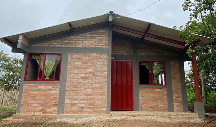 Familias rurales de Iquira reciben mejoramiento de sus viviendas