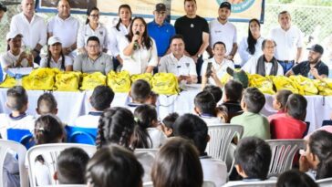 Gobernador Renson Martínez y director del Fondo Colombia en Paz entregaron kits escolares a estudiantes rurales del municipio de Fortul