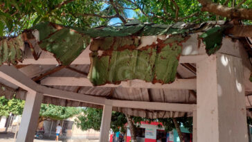 Kiosco a punto de desplomarse en La Pradera: “Que nos ayude la Alcaldía”, piden los habitantes