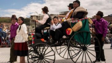 La Familia Castañeda, la historia que dio origen a esta fiesta y que rinde homenaje a turistas en el Carnaval de Negros y Blancos